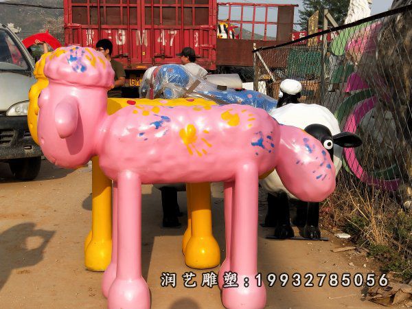 商业街玻璃钢小羊肖恩雕塑