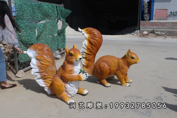 广场玻璃钢松鼠雕塑