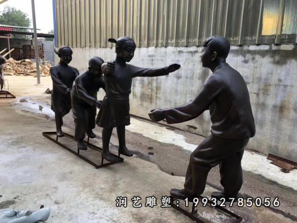 草坪老鹰捉小鸡铜雕